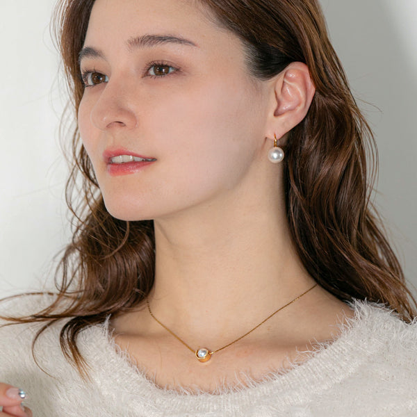 大粒パール・スプーンフックピアス｜耳元に上品な存在感を