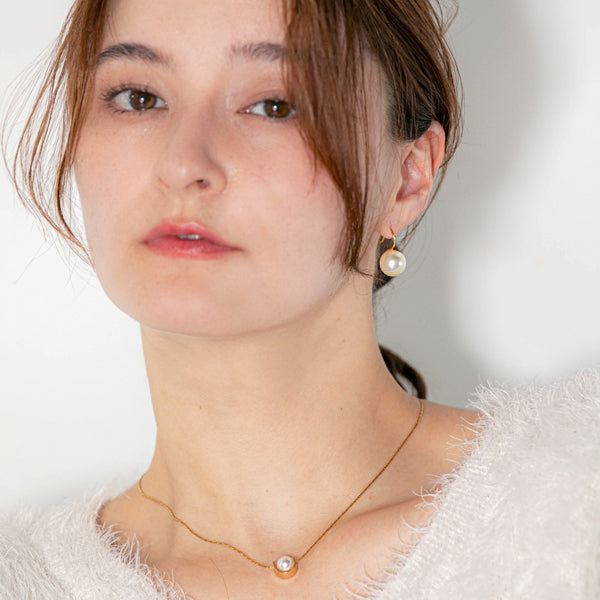 大粒パール・スプーンフックピアス｜耳元に上品な存在感を
